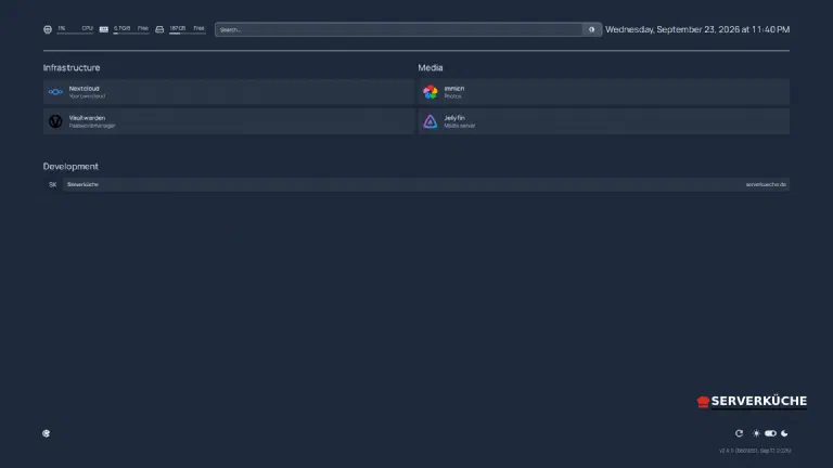 The finished dashboard – service tiles, CPU/RAM/disk and search on one page The Homepage dashboard with groups for infrastructure and media, resource widgets and a search box