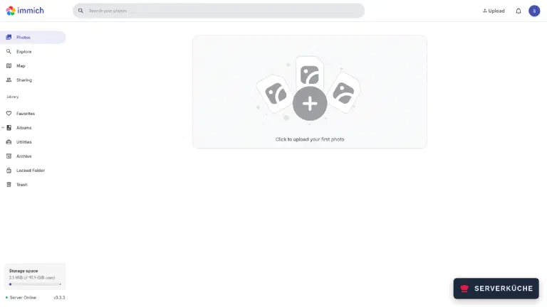 The photo timeline – all images later flow in here (server online, v3.3.3) The empty photo timeline of Immich with the prompt to upload the first photo