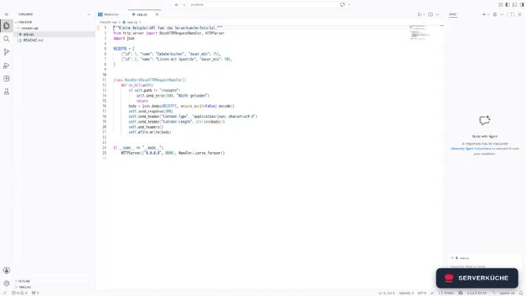 Vertraute Oberfläche – unten rechts erkennt die Python-Erweiterung den Interpreter aus unserem Image Der code-server-Editor mit einer geöffneten Python-Datei, dem Dateibaum links und der erkannten Python-Version in der Statusleiste.