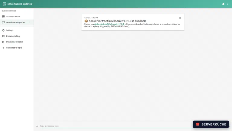 Die ntfy-Weboberfläche zeigt eine Diun-Benachrichtigung mit dem Titel „docker.io/traefik/whoami:v1.12.0 is available" und dem Hinweistext, dass der Tag über den Docker-Provider auf docker.io verfügbar ist