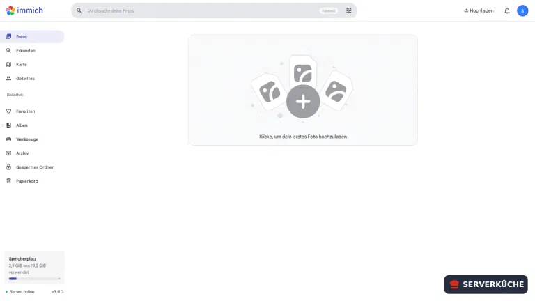 Die Foto-Zeitleiste – hier laufen später alle Bilder ein (Server online, v3.0.3) Die leere Foto-Zeitleiste von Immich mit der Aufforderung, das erste Foto hochzuladen