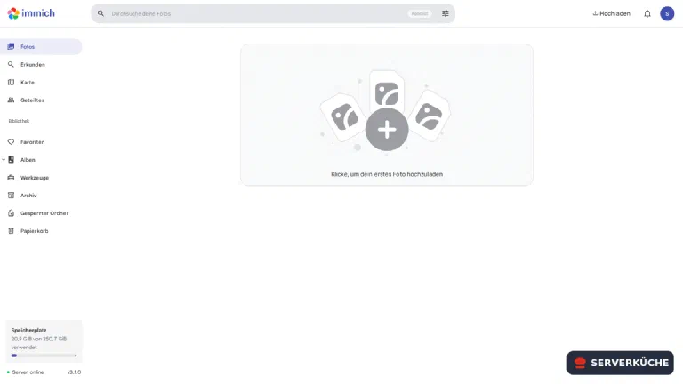 Die Foto-Zeitleiste – hier laufen später alle Bilder ein (Server online, v3.1.0) Die leere Foto-Zeitleiste von Immich mit der Aufforderung, das erste Foto hochzuladen