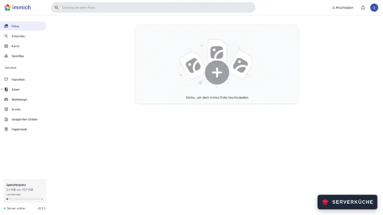 Die Foto-Zeitleiste – hier laufen später alle Bilder ein (Server online, v3.3.3) Die leere Foto-Zeitleiste von Immich mit der Aufforderung, das erste Foto hochzuladen